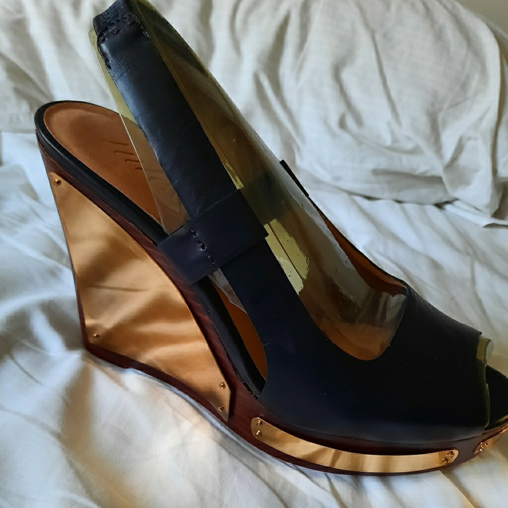 Tuleste Market Sparrow Wedge Gold Metal/Black 8 M